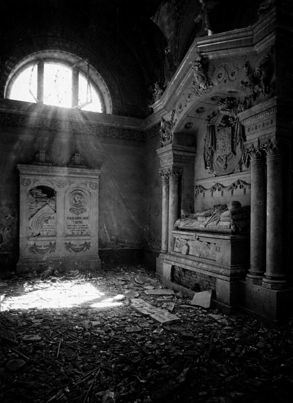 Loja guerra civil destrozos panteón general Narváez